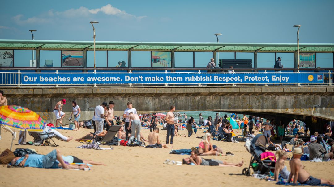 🚮 We have 400 bins along the seafront

💧Refill your water bottle at any of the 15 hydration water stations along the seafront

🧸️ Have you spotted a Beach Toy Library at your favourite beach?

For more info -bit.ly/LeaveOnlyFootp…

#LeaveOnlyFootprints👣 #RespectProtectEnjoy