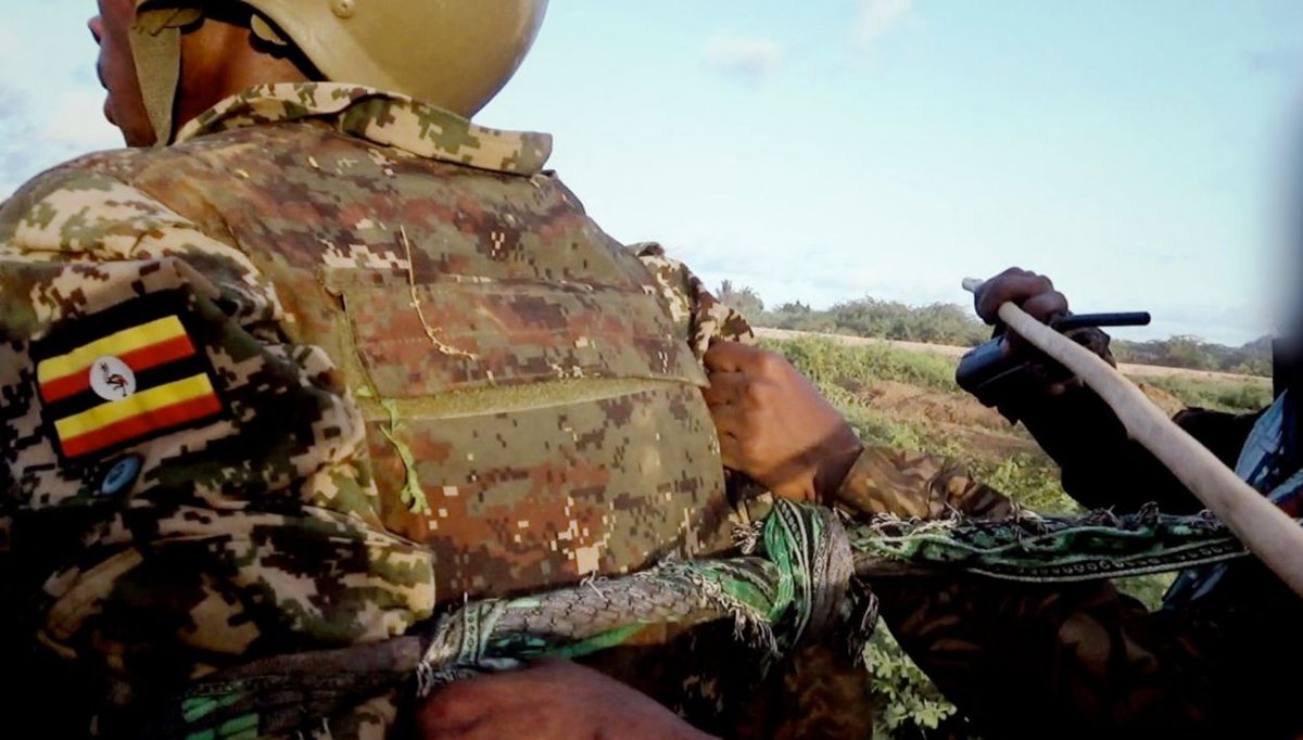 Eş Şebab'ın bugün Somali'nin güney kesiminde Uganda ordusunun askeri üssüne yönelik saldırısının ardından kaydedilen görüntülerden bazıları. Görüntülerde Afrika Birliği'ne ait bazı tankların tahrip edildiği, bazılarının ele geçirildiği görülebiliyor. Onlarca Uganda askerinin…