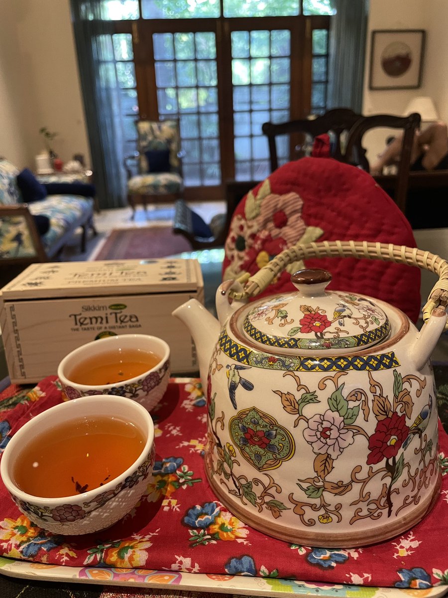 nivedita_bhasin's tweet photo. It’s Tea O’clock 🫖 🍵😍🌷
Enjoying #TemiTea at home
Tea from #Sikkim
Tea pot & cups from #Ladakh
Tea cosy & tray cover from @purkalss #PurkalStreeShakti #Uttarakhand
💕🌷💕
Have a lovely evening https://t.co/d6XrZGh6xq