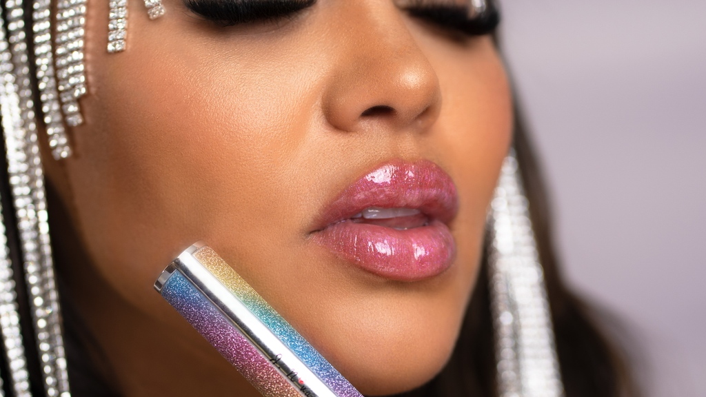 JNovaCollection's tweet photo. It’s Annual MEMORIAL DAY WEEKEND SALE!!! 😍🥰Get 20% OFF Euphoria Glam &amp; Glitzy Glosses ONLY on AMAZON PRIME!💫 use code: 20JNCMDW at checkout. 🔥 #jnovacollection  #jnovabeauty #glosses #lashes #ultraglossy #semiannualsale #sale #discount https://t.co/ToX2wTAkOh