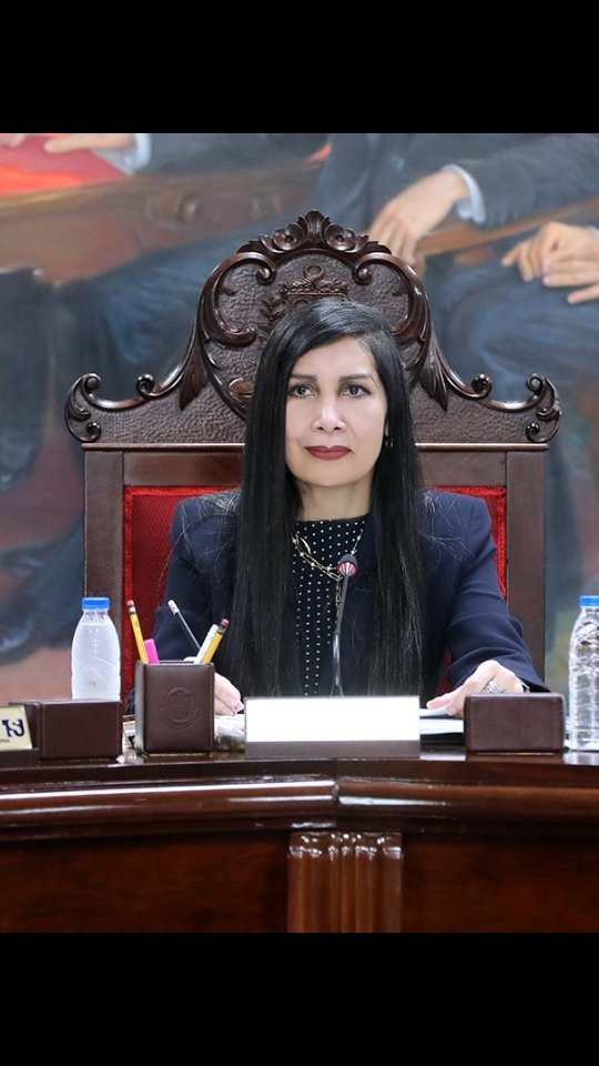 Que NO se Olvide la Cara de esta "sra", Cuando Caiga esta ESPANTOSA, CRUEL y NEFASTA TRAGEDIA roja-rojita. Destrozaron la DOCTRINA del DERECHO, Para Amoldarla a sus Propios Beneficios, Crímenes e Infamias.