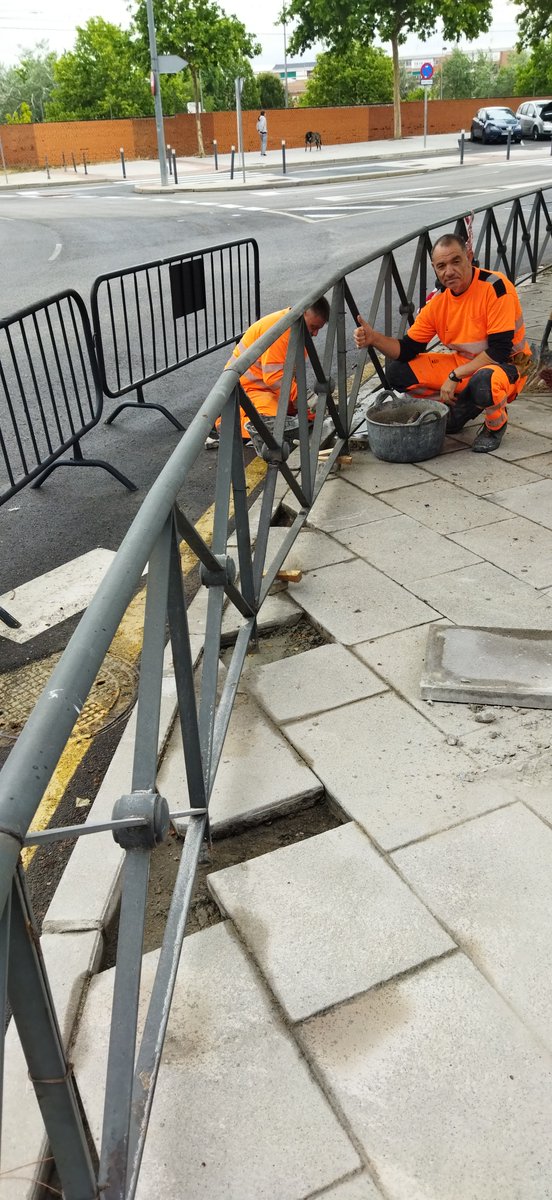 c_mantenimiento's tweet photo. Otro día mas q mejoramos #Alcorcón escuchando a l@s vecin@s, de entre las muchas actuaciones q estamos llevando a cabo en el día d hoy, se encuentran: Reparación de pavimentos en las calles: Sauces y Avd. Alcalde José Aranda, así como la reparación del vallado en Avd. de Mostoles https://t.co/kLF5laTffL