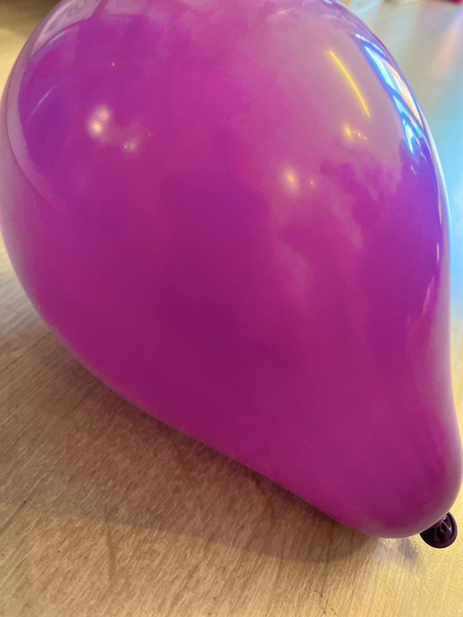AmandaRose47300's tweet photo. My new favourite colour! #readytopop #looner #balloonfetish #popme #fanvue https://t.co/DblHbAiTN9