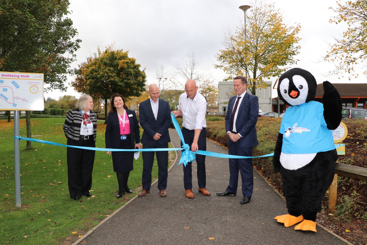 🌳 @UHCWCharity have used your donations to install a wellbeing walk around the hospital site so @nhsuhcw staff and patients can enjoy time outside. The walk is also open to the public and includes an optional stroll around the neighbouring nature reserve. #NationalWalkingMonth