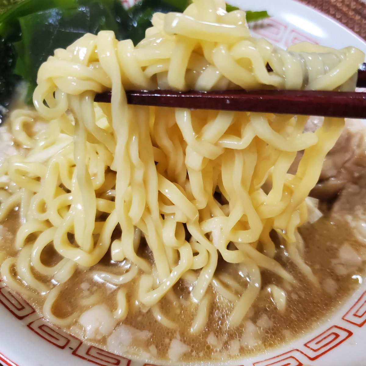 Delusion noodles ｢.com(仮)｣
わかめラーメン背脂マシ🍜先輩にワカメもらったー︎💪エースコックのわかめ7倍コーン11倍ラーメン(再現)と悩んだけど…冷凍ストックの背脂捨てるョ？圧を感じてラーショのわかめラーメン🙌ネギがクタり過ぎたの反省中🙏豚はホンモノ！しあわせー😚︎💕五十嵐製麺。