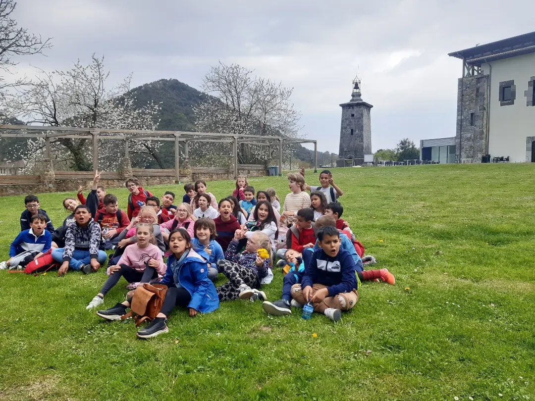 mertzedeikas's tweet photo. 🏞Eus. Zeinen ondo pasa eta zenbat ikasi genuen elkarrekin @Ekoetxea_eus ingurune zentroan. Gure ingurunea eta mundua zaintzearen ardura, ezinbestekoa da!
🌏Cas. La responsabilidad de cuidar nuestro entorno y nuestro mundo, ¡es imprescindible! https://t.co/2ACDPcscxK
