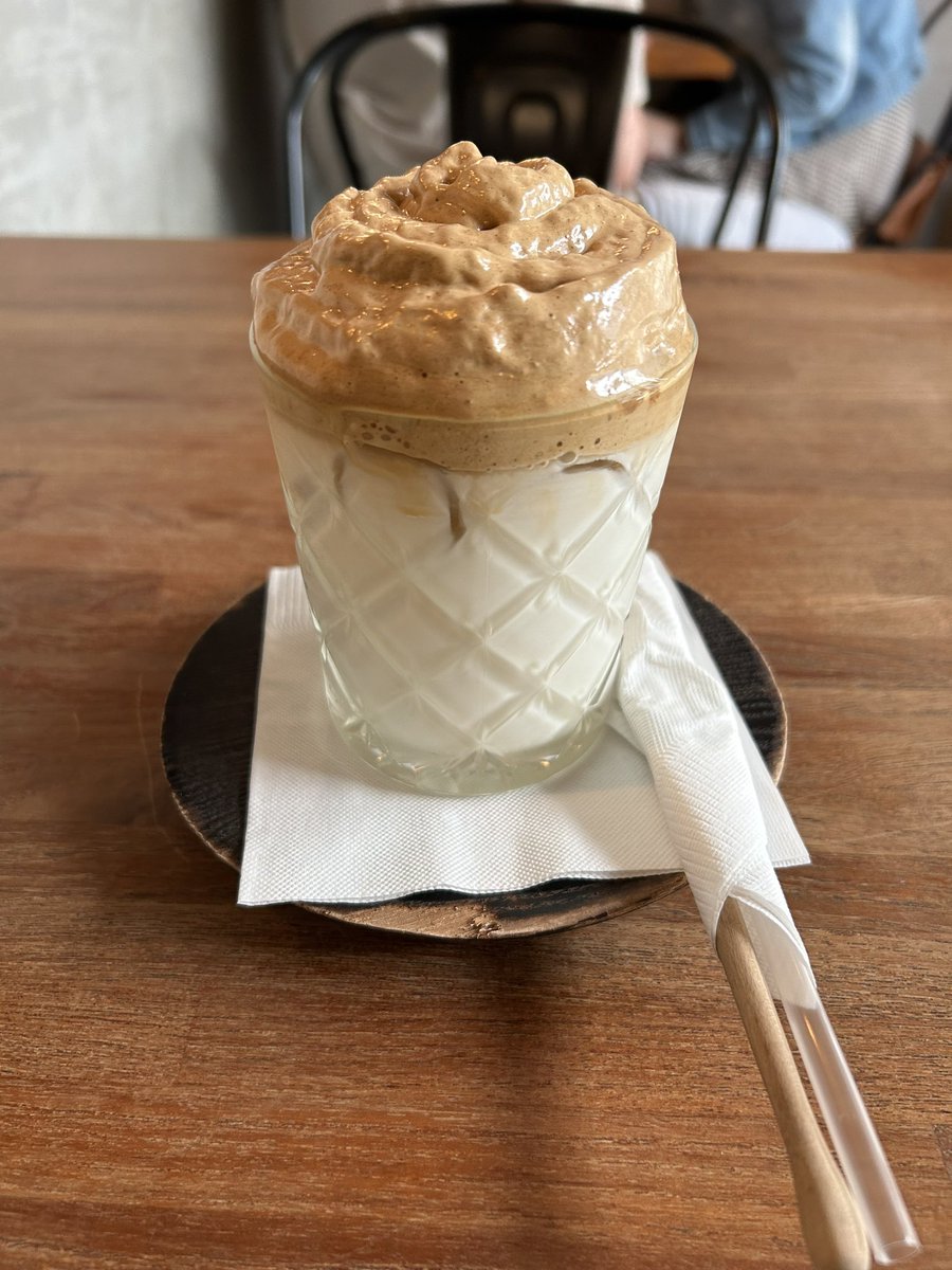 感謝主辦小姊姊幫我簽名 @_daisy_527 
展覽好棒好漂亮！抽抽樂和換卡也很有趣…(第一次換卡呢…)
恩熙生日快樂…
抽…抽到苞娜了（歡呼…
店裡的400次咖啡也很好喝…
（我是貼紙富人…耶）