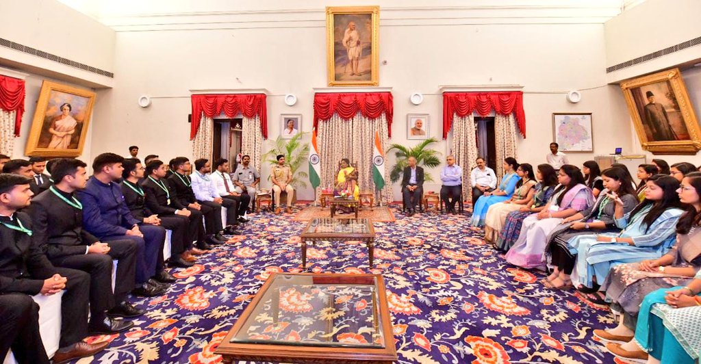 DrTamilisai4BJP's tweet photo. Interacted with 43rd &amp; 44th batch Indian Statistical Service (ISS) Probationers,10 Faculty Scientists of CR Rao Advanced Institute of Mathematics,Statistics and Computer Science (AIMSCS),Gachibowli,#Hyderabad at Rajbhavan,#Telangana. https://t.co/3QzjxlsCcg