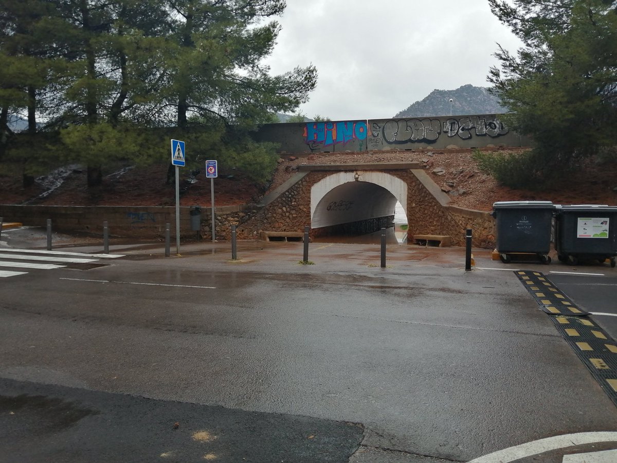 jordikodiak's tweet photo. En tres años dos inundaciones de garajes, portales, trasteros y bajos en la calle Oliveres y Mossèn Oliver, de Benicasim. Los responsables, los de las fotos. Por favor, @AytoBenicassim tomen nota y solucionen el problema #benicàssim #benicasim https://t.co/0aRFOnxM0d