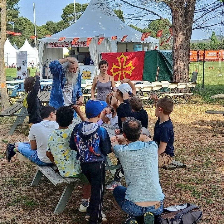 GaspariniSeb's tweet photo. Prom'Aude ouvre ses portes à la jeunesse.
Très heureux d'être présent aujourd'hui où plus de 1000 écoliers et collégiens Audois viennent découvrir les richesses de leur territoire. Une transmission importante .
#Aude #Promaude
#terroir
#LezignanCorbieres #jeunesse https://t.co/G18FlE3Jeq