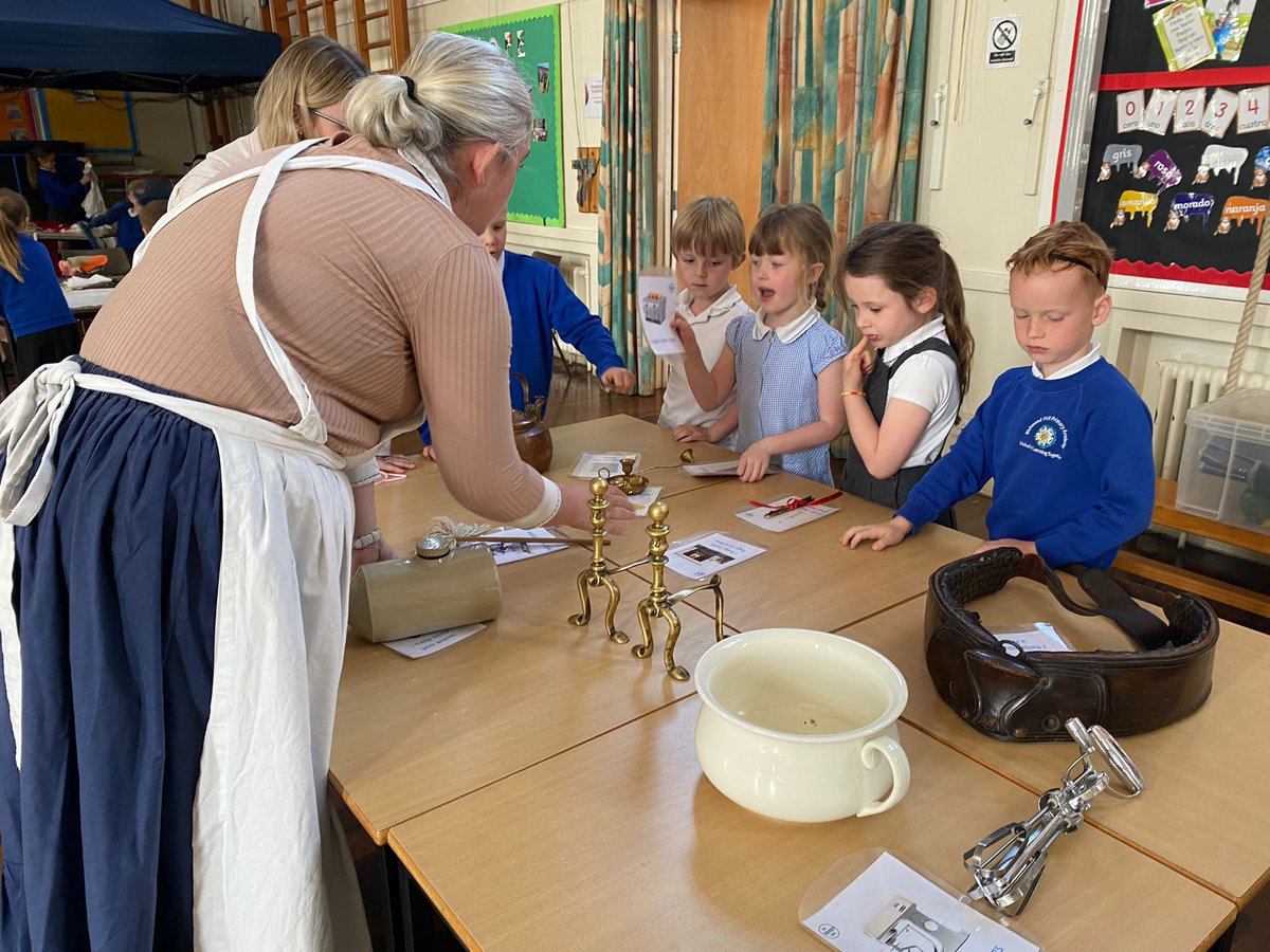RichmondHillPA's tweet photo. What a brilliant ‘ Victorian experience’ our Y1 children had with the @HistoryVan in school - thank you for a fabulous day 💙@TheRoseLearning https://t.co/64qFl6iuV6
