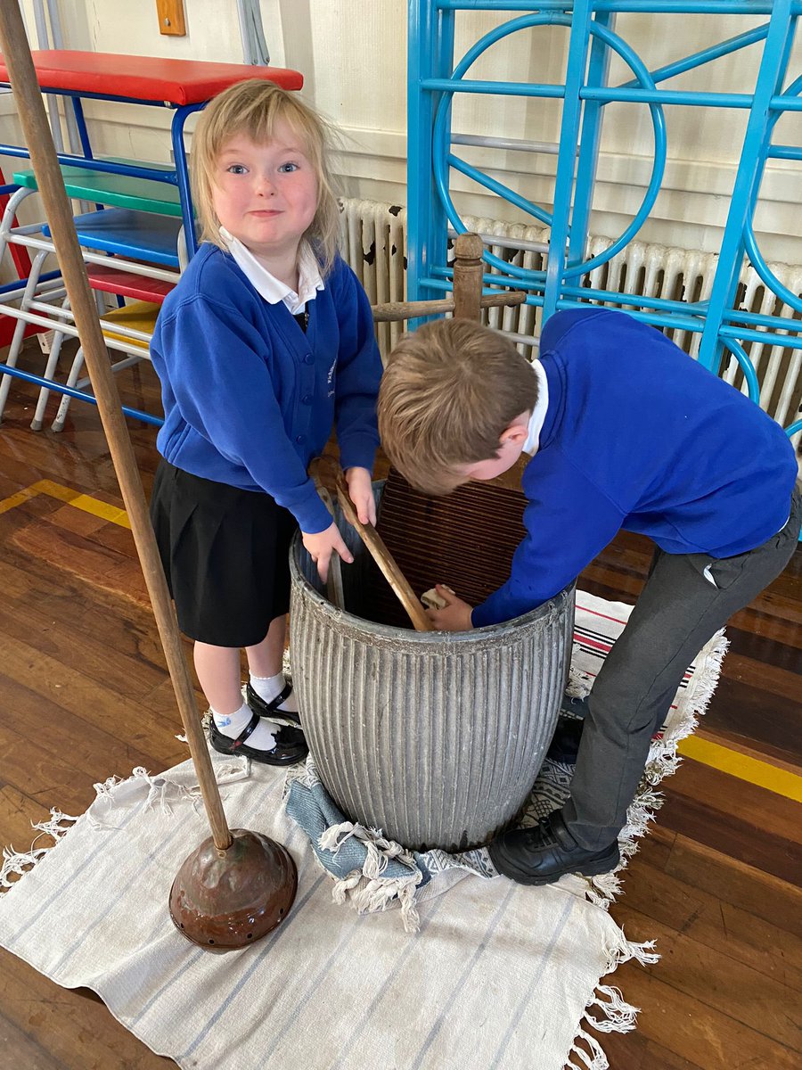 RichmondHillPA's tweet photo. What a brilliant ‘ Victorian experience’ our Y1 children had with the @HistoryVan in school - thank you for a fabulous day 💙@TheRoseLearning https://t.co/64qFl6iuV6