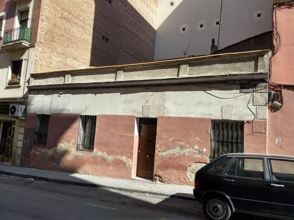 Casa en la calle Sagunto derribada. Posiblemente uno de los restos más antiguos del núcleo original del barrio de Chamberí.
Sólo por ello debería haber estado protegido por su valor histórico y referencial. 
Es lo que hay.