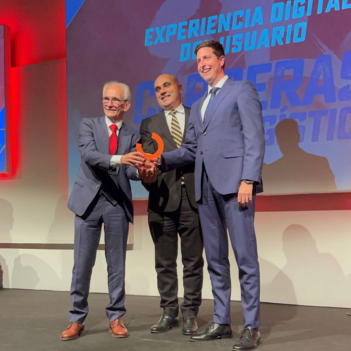 CarrerasGL's tweet photo. 🏆¡Hemos recibido el premio Computing a la Experencia Digital del Usuario de la mano de @deiser!

Ayer estuvimos en la gala organizada por @ComputingBPS en la que estuvieron presentes profesionales del sector de las #TIC

Enhorabuena a todos los premiados de #premioscomputing23👏 https://t.co/vVCLmQsgnh