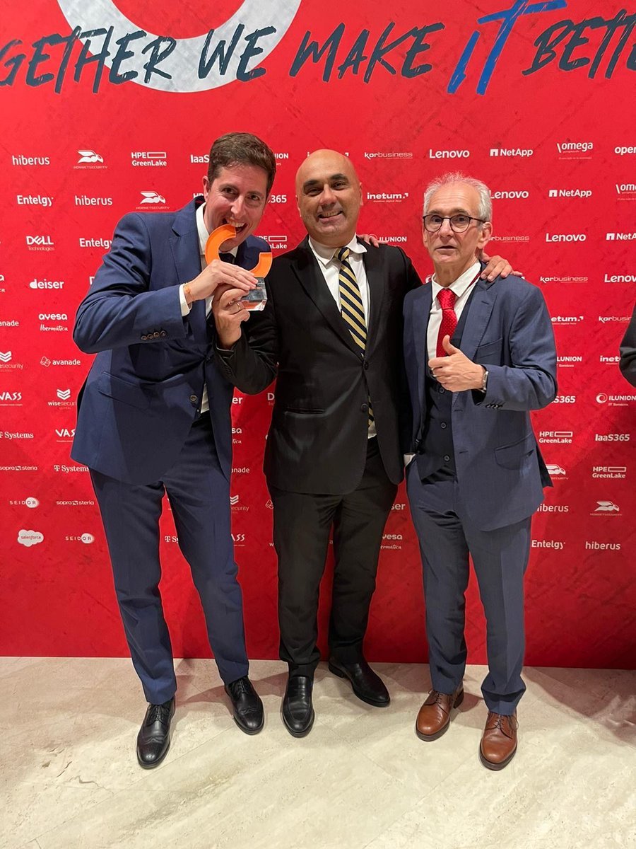 CarrerasGL's tweet photo. 🏆¡Hemos recibido el premio Computing a la Experencia Digital del Usuario de la mano de @deiser!

Ayer estuvimos en la gala organizada por @ComputingBPS en la que estuvieron presentes profesionales del sector de las #TIC

Enhorabuena a todos los premiados de #premioscomputing23👏 https://t.co/vVCLmQsgnh