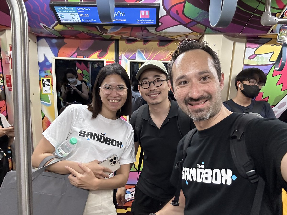 borgetsebastien's tweet image. Bangkok Metro is so inspiring, showcasing artists not just in the corridors but inside the train wagons themselves  #MetroArt