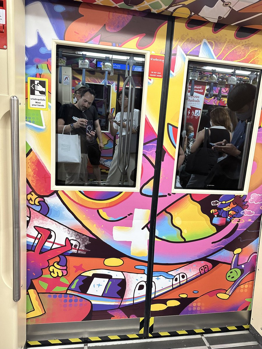 borgetsebastien's tweet image. Bangkok Metro is so inspiring, showcasing artists not just in the corridors but inside the train wagons themselves  #MetroArt