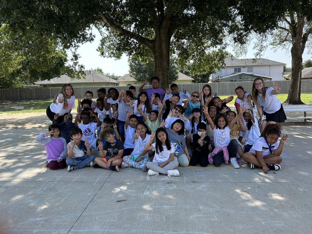 MsBChapa's tweet photo. We said peace out 2nd grade because we’re GLOWING into 3rd!!! @MsEvans2021 I love our Glow day tradition 🥹🤍 #HounddogMagic #CFISDspirit https://t.co/AYfejRH9uB