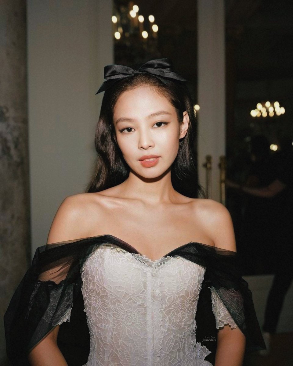 'It was said that it was Jennie's idea to lower the mesh part that covers the shoulders to create an off-shoulder look.'

🔗kdfnews.com/news/articleVi…

#JENNIE #JENNIEatCANNES