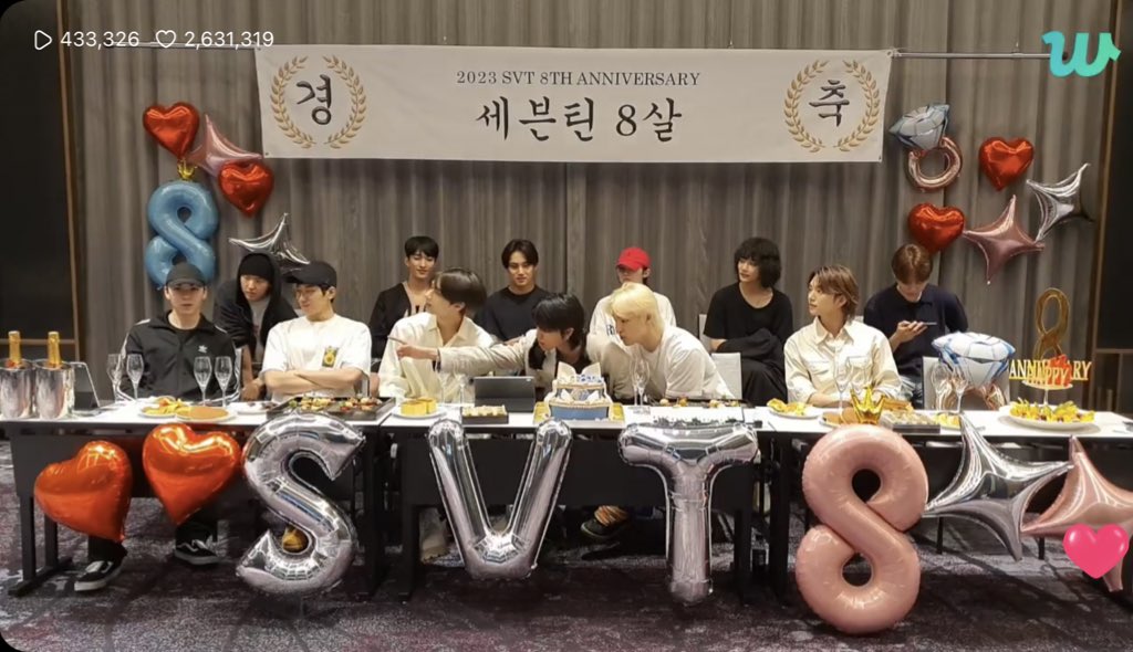 kwoncarrot's tweet photo. si mama nag-head count check talaga hahaha tawang tawa ako nung binibilang niya ang members tapos sabi, "sino wala? ah si cheol!" 😂

#Seventeen8thAnniversary 
#SEVENTEEN_To_8finity 
#SAYTHENAMEuntil8TERNITY https://t.co/oGvRW93LYQ