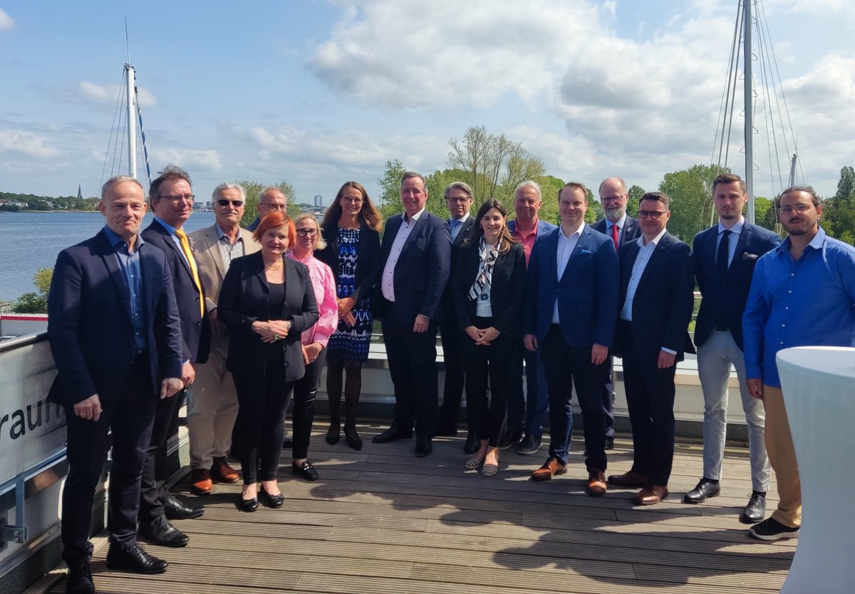 .<a href="/CPMR_BSC/">CPMR Baltic Sea Commission</a> Executive Committee gathered at Ocean Technology Campus #Rostock at the invitation of EU Minister of Mecklenburg Vorpommern <a href="/BettinaMartin4/">Bettina Martin</a> to increase regional cooperation in #energy #transport #maritime &amp; strenghten the democratic #BalticSeaRegion 🇪🇺 

<a href="/CPMR_Europe/">CPMR</a>