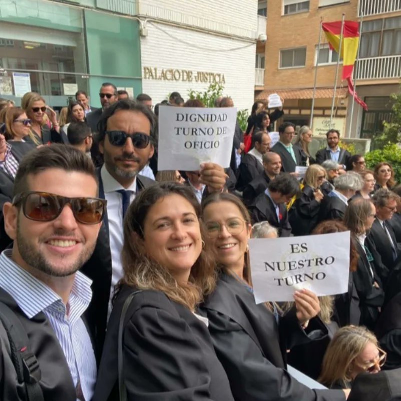 AJA_CARTAGENA's tweet photo. Concentración Palacio de Justicia Cartagena, 26/05/2023 ⚖️ TURNO DE OFICIO DIGNO ‼️ @icacartagena https://t.co/Y2fdzjuCRF