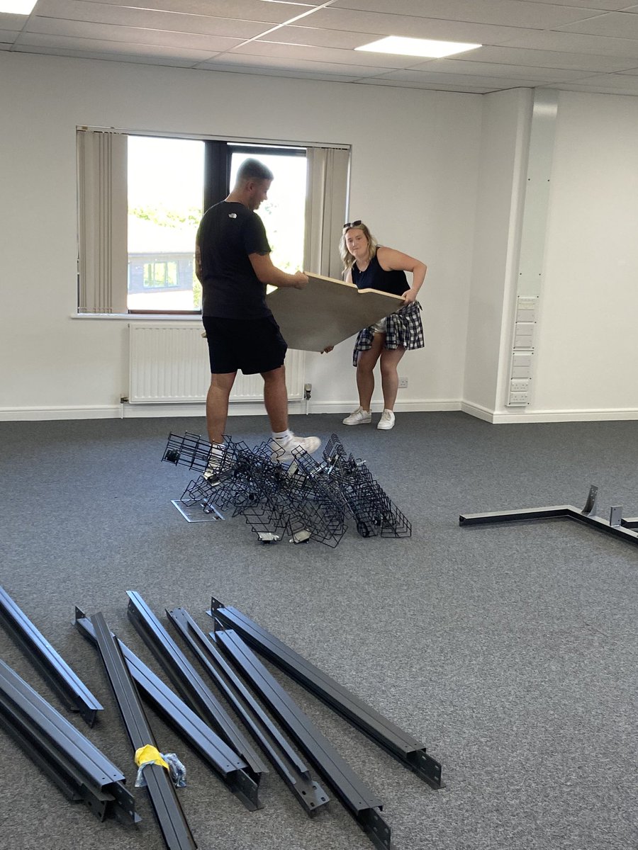 It’s moving day !! Here are some pictures of the team hard at work 😃