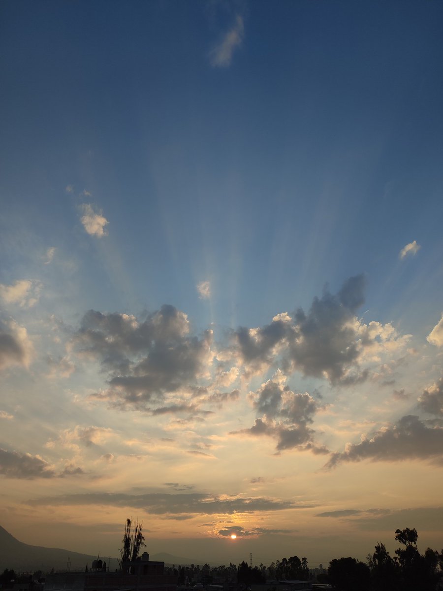 Rayos solares extendidos como abrazos.