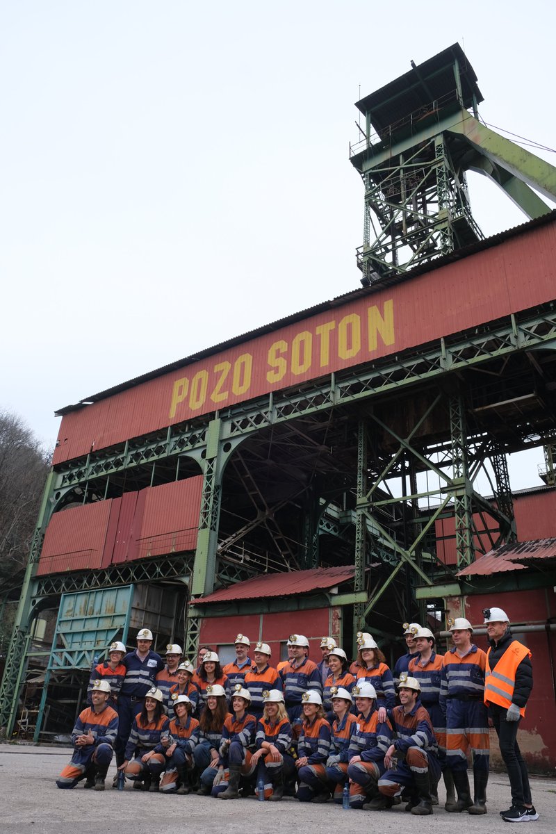 FundacionSEPI's tweet image. Una de las actividades del actual Programa de Desarrollo Directivo (PDD) del Campus Los Peñascales de la #FundaciónSEPI consistió en visitar #Hunosa, empresa del #GrupoSEPI, y la mina Pozo Sotón ⛏️, en #Asturias. Trato excepcional a nuestros "mineros" del PDD 👷🏻👷🏼‍♀️ y formación 🔝.