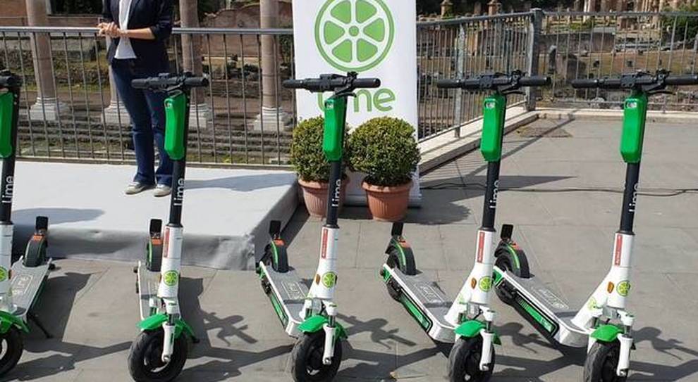 Con DD 597/2023 il Dipartimento Mobilità ha approvato le graduatorie degli operatori che gestiranno i #monopattini in #sharing a @Roma. @Dott  @BirdRide  e @limebike continueranno a gestire il servizio dal 1° luglio pv, secondo le nuove regole della DGCa 225/2022.

1/n