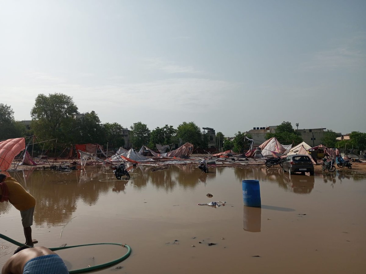 सरकार की रीढ़ की हड्डी जो हर योजना को धरातल पर उतारती है। बाबू... बाबूओं की हड़ताल को 40 दिन हो गए, जिनके साथ पिछली सरकार ने अन्याय किया था, वह न्याय के लिए गहरा रहे हैं। साइट श्री
<a href="/ashokgehlot51/">Ashok Gehlot</a>
जी उनकी मांग पर गौर कर न्याय करें।
#सीएमसाहब_बाबूओं_की_सुनो_पुकार  <a href="/ashokgehlot51/">Ashok Gehlot</a>