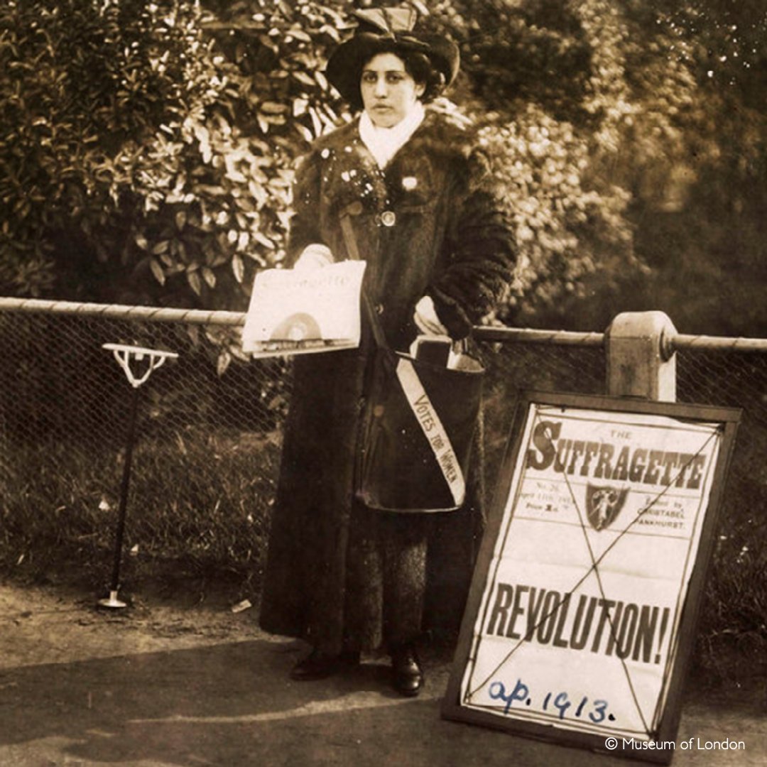 🔵Faraday House was given to Princess Sophia by her godmother, Queen Victoria, and it was near here that she would regularly sell copies of The Suffragette newspaper.

📸 Princess Sophia Duleep Singh outside Hampton Court Palace @HRP_palaces