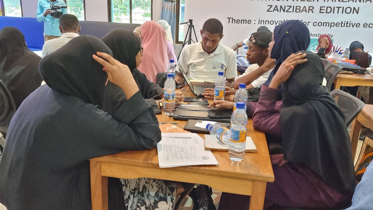 StateSuza's tweet photo. Chuo kikuu cha Taifa Zanizbar (SUZA) kimendaa mafunzo ya siku tatu ya tehama kwa washiriki kutoka sehemu mbali mbali za Tanzania. Mafunzo haya ya Bootcamp yaliyoanza jana tarehe 25 na kumalizika taehe 27 mwezi huu ni sehemu ya utekelezaji wa mradi wa Hubiquitous Talent Program. https://t.co/wUVvYvdfYv