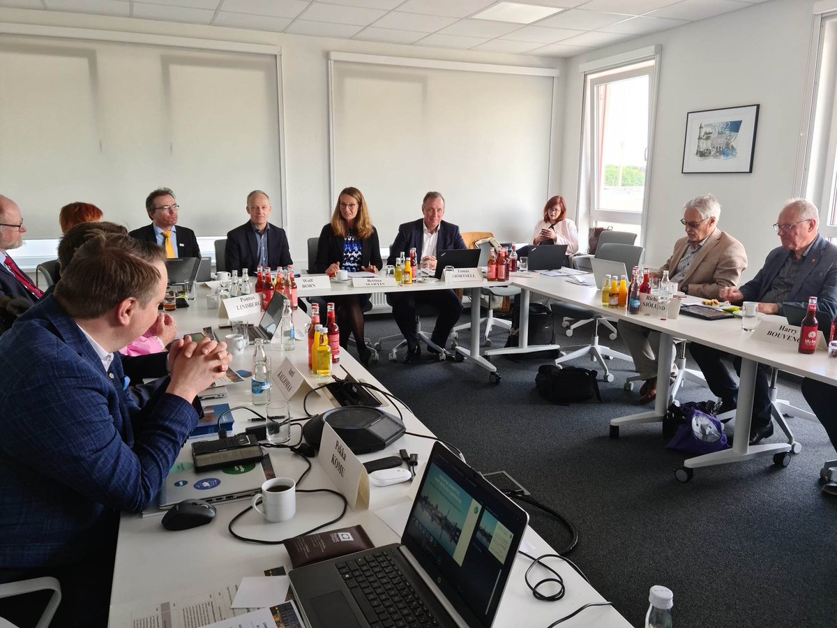 Fruitful talk btw <a href="/CPMR_BSC/">CPMR Baltic Sea Commission</a> regional representatives &amp; Minister <a href="/BettinaMartin4/">Bettina Martin</a> about the recommendations for a Mecklenburg Vorpommern new strategy for its cooperation in the 
#BalticSeaRegion. Building bridges btw people &amp; strengthening sustainability at the core of the strategy