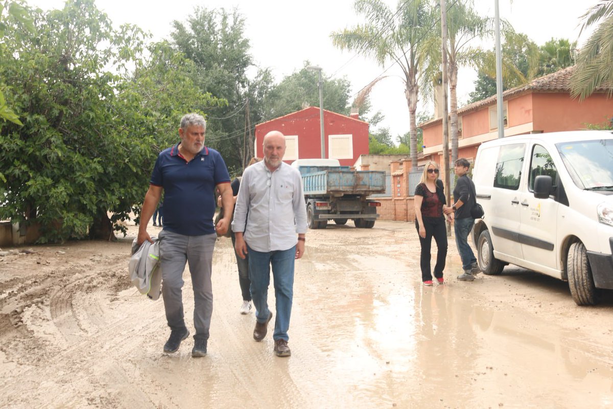 JLalvarezcast's tweet photo. Desolación y desesperación en la zona del Llano de Molina y Campotejar afectadas por la inundación. Nuestra solidaridad y apoyo desde @IUVRM
Los efectos del cambio climático se agudizan en un territorio colmatado y sin ordenacion. En el populismo no está la solución. https://t.co/b8yLFb7jCr