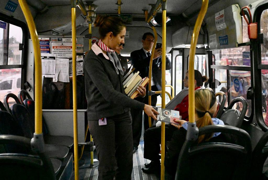 MEC_Uruguay's tweet photo. 📚 🎊 📣 ¡Comenzó la gran jornada de suelta en el #DíaNacionalDelLibro!

Bajo la consigna "Dejá un libro, llevate un libro", los invitamos a participar soltando obras literarias en la vía pública. 

📷 📍 Terminal de ómnibus de @cutcsaok esta mañana.

#SoltáUnLibroLlevateUnLibro https://t.co/NDufoB3VnZ