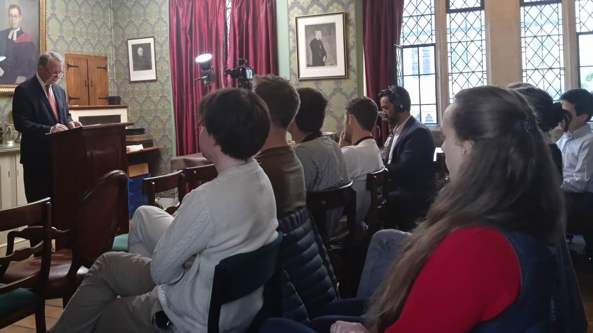 DavidAltonHL's tweet photo. It was a great joy to join Oxford Students For Life @OSFLife, and witness their enthusiasm and zest for life - both their own and the desire to protect the lives of others, especially the most vulnerable in society.

https://t.co/jd02K7Hk35 https://t.co/SvXnZ5bOUE