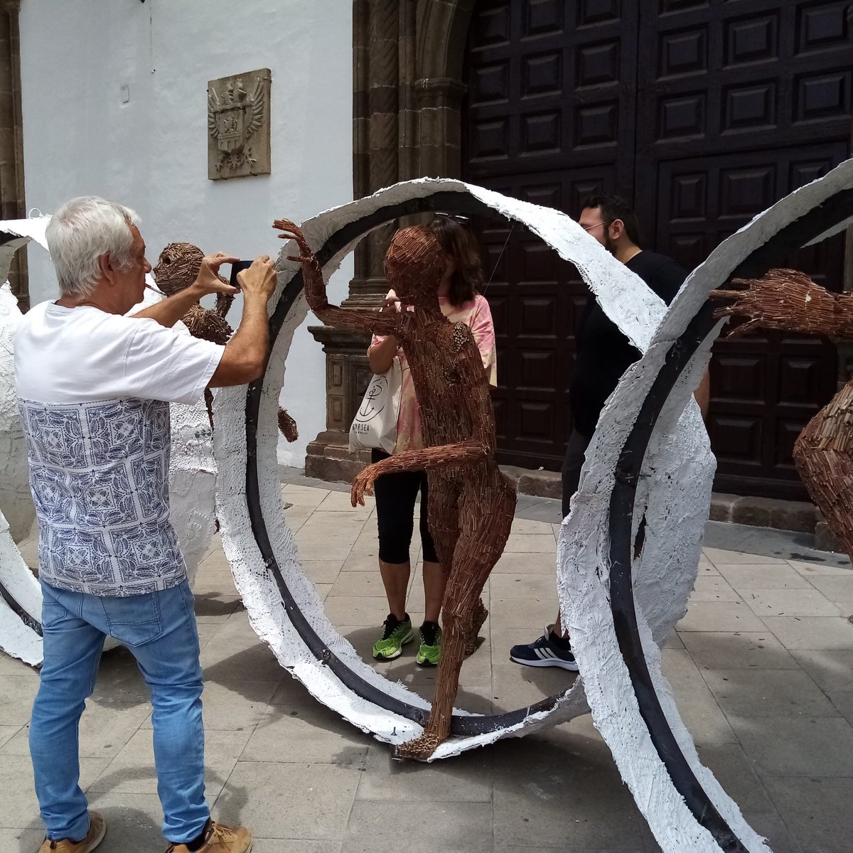 easd_tfe's tweet photo. Nos alegra compartir que este año formamos parte del proyecto #EcoCrea de @FICMECanarias , con la instalación 'Vitruvio salta del aro'
La obra ha sido creada por el alumnado de 2º de Técnicas Escultóricas, en coordinación con el profesor Víctor Barroso
#FICMEC2023 https://t.co/sk3tsxHvow
