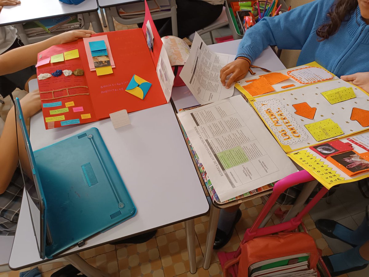 M_INMACULADA_AB's tweet photo. Los alumnos de 5°EP elaboramos lapbooks relacionados con los minerales y las rocas🌋⛰️🏔️.Insertamos juegos y diferentes técnicas para plasmar lo aprendido🎨.Nos autoevalumos 🎯con rúbrica y reflexionamos sobre lo aprendido con metacognición.🧘‍♂️🧘🏼‍♀️
#ColegiosHHCC
#EducacionVicenciana https://t.co/7DN1XIvBVO
