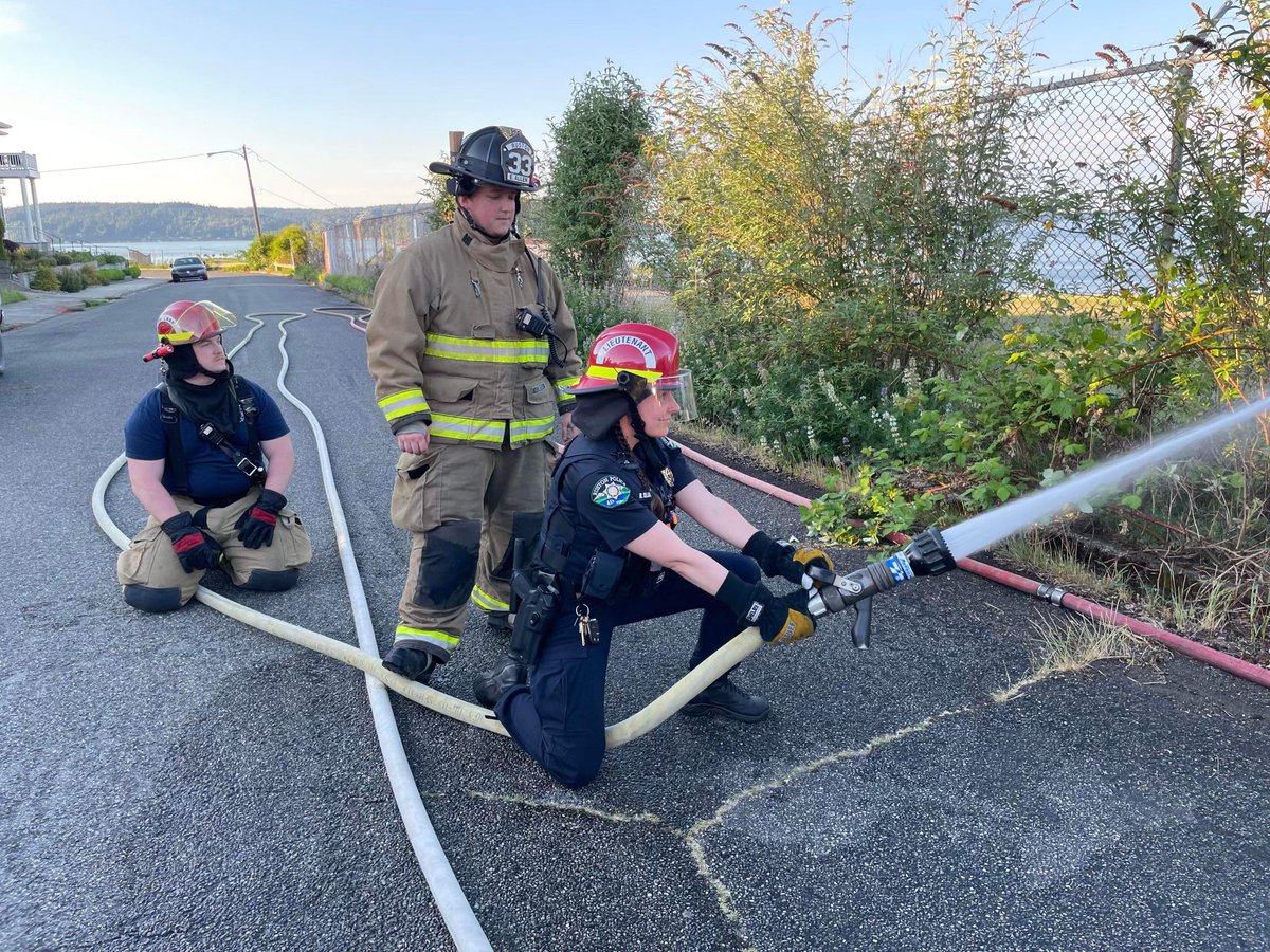 RustonWAPolice's tweet photo. Some of our officers got to help our friends at the Ruston Fire Department with their training yesterday! https://t.co/faVt3TGRHm