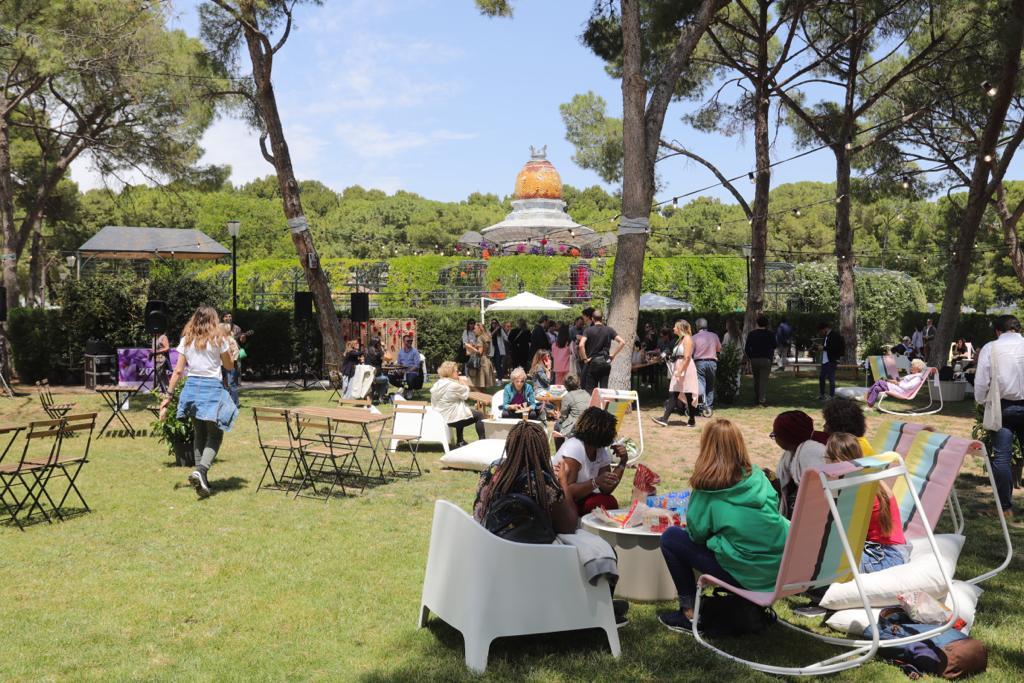 #ZaragozaFlorece
Las grandes instalaciones florales del Parque Grande, realizadas por artistas de talla internacional, se complementan con una amplia programación de conciertos, talleres, gastronomía y puestos de floristas.
Programación 27 y 28MAY > zaragozaflorece.es
