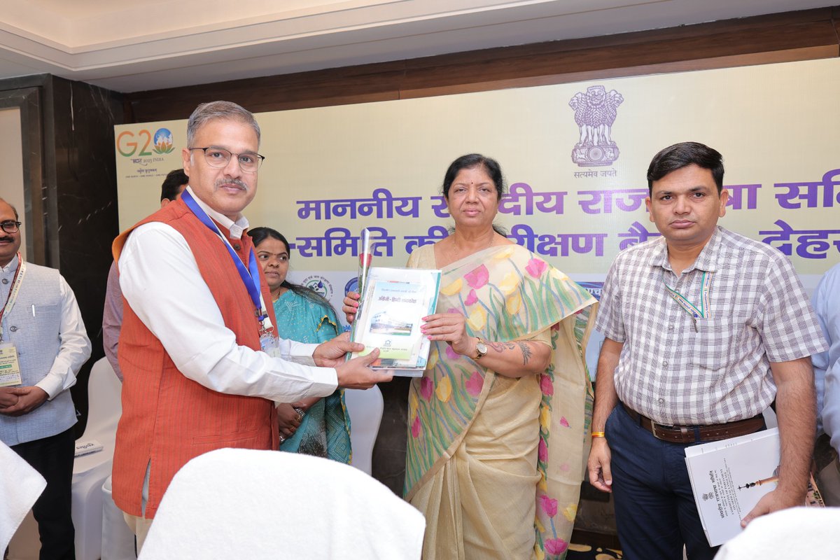 CSIR_CBRI's tweet photo. संंसदीय राजभाषा समिति ने आज देहरादून में सीएसआईआर-केन्द्रीय भवन अनुसंधान संस्थान, रुड़की के साथ निरीक्षण बैठक की। इस दौरान समिति ने मंत्रालय एवं विभाग के वरिष्ठ अधिकारियों की उपस्थिति में हो रहे राजभाषा हिन्दी के कार्यों का अवलोकन किया।
@CSIR_IND @IndiaDST 
#Secondsubcommittee https://t.co/wro5BXZKUS