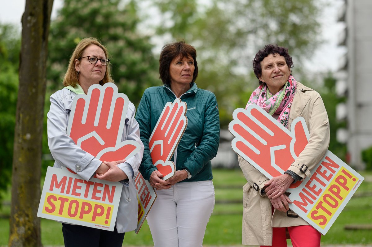 Mietenstopp Deutschland | 🖐🏽🏡 (@mietenstoppde) on Twitter photo Gestern in München auf der Pressetour des <a href="/Mieterverein_M/">Mieterverein München</a> Geschäftsführerin Angela Lutz-Plank (mi.) mit der Vorsitzenden @ZurekR (rechts) und <a href="/Schmidbalzert/">Monika Schmid-Balzert</a> vom <a href="/DMB_Bayern/">Deutscher Mieterbund LV Bayern e.V.</a>.
Mehr dazu: sueddeutsche.de/muenchen/muenc… Gestern in München auf der Pressetour des <a href="/Mieterverein_M/">Mieterverein München</a> Geschäftsführerin Angela Lutz-Plank (mi.) mit der Vorsitzenden @ZurekR (rechts) und <a href="/Schmidbalzert/">Monika Schmid-Balzert</a> vom <a href="/DMB_Bayern/">Deutscher Mieterbund LV Bayern e.V.</a>.
Mehr dazu: sueddeutsche.de/muenchen/muenc…