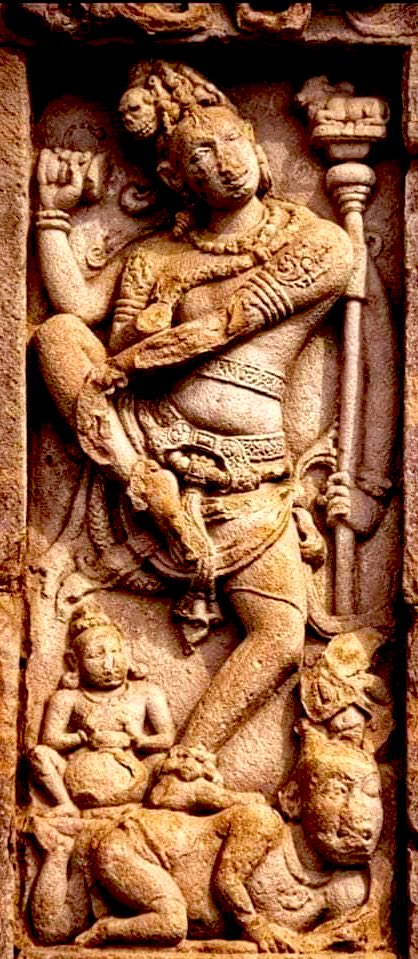 740 AD. Pattadakal. Karnataka. 

In a corner of the beautiful Virupaksha temple built by queen Lokamahadevi to commemorate the victory of her husband Vikramaditya II, over the Pallavas. 

Check what Lord Nataraja is holding in his hand behind! 

🤩🙏🏼🤩🙏🏼🤩 

#Sengole