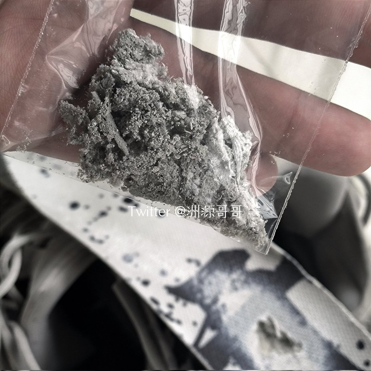 😍球场捡回来的被帅直男扔掉的驭帅13里全是被他打球草出来的鞋垫渣，每一块每天都被他踩着打球且不换袜子浸泡在汗液里又湿又臭完全腌入味了，全收集到袋子里密封好绝对不能浪费。有没有骚🐶想拿去泡水喝？