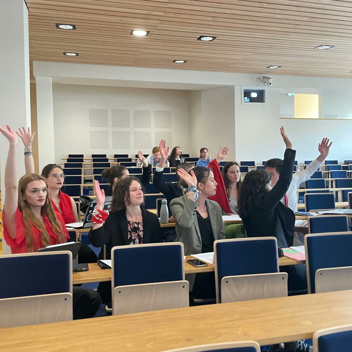 PE_Rennes's tweet photo. 🔵🔴 Les 23 &amp; 24 mai derniers le @PE_Rennes initiait, comme chaque année, les étudiants en L1 PEX de @RennesUniv

 Une simulation encadrée à la fois par des membres de notre association mais aussi par des enseignants, 

Encore merci aux étudiants pour leur participation ! 😉 https://t.co/B5MxwiLm1E