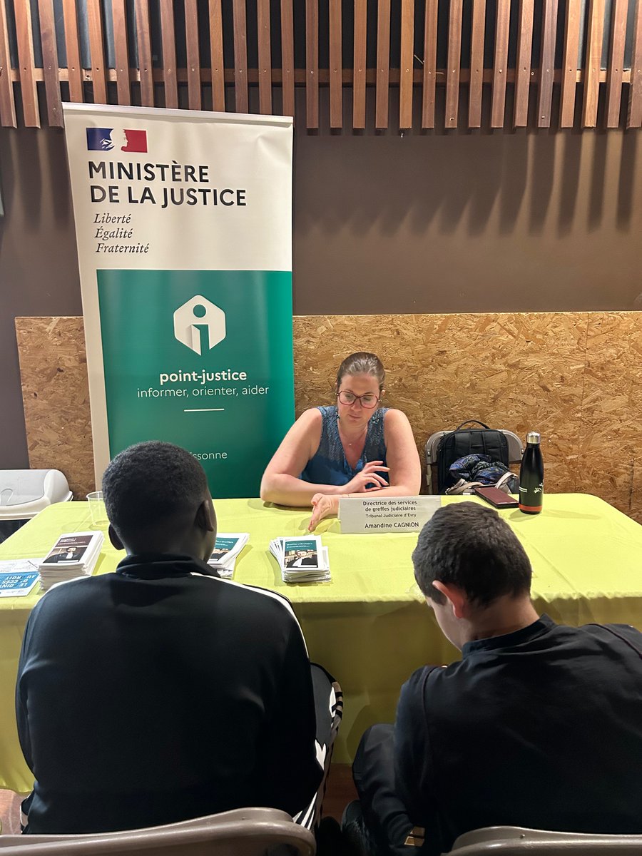 NatSellChap's tweet photo. Les collégiens de
@villedegrigny91
ont pu découvrir des métiers lors de l’info-métiers.
@grandparissud
Merci à @cdad_91 et @FNCIDFF d‘avoir présenté les métiers de directeur des services de greffe judiciaire et de conseillère en insertion socio-professionnelle. https://t.co/NVeZ85LRwe