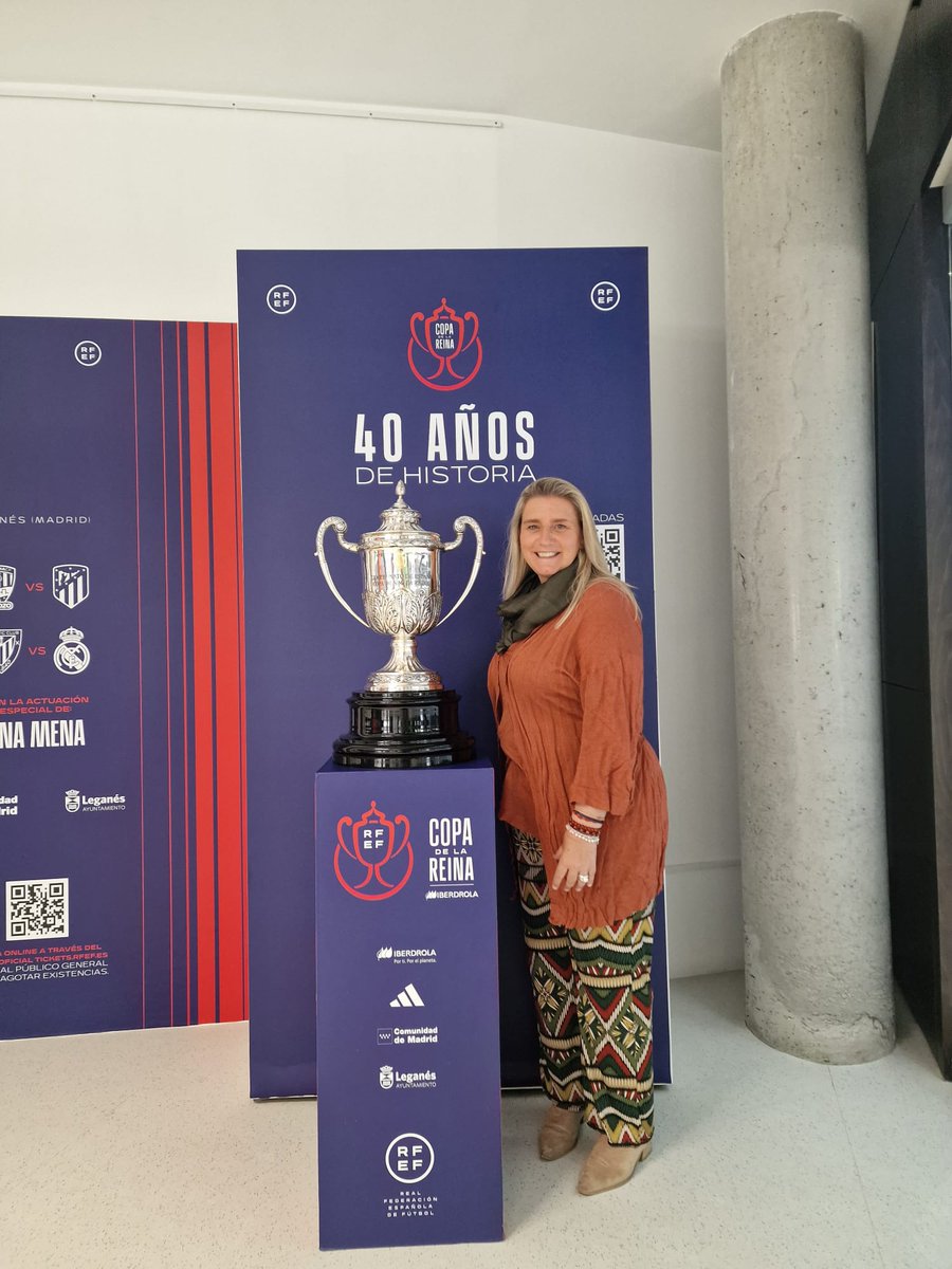 🔥🔥🔥🔥🔥🔥🔥🔥🔥🔥🔥🔥

🟠Nuestra candidata a la alcaldía, Marisol Serrano (@Marisol_CsLeg ),  junto a la copa de la reina. Que será entregada en el torneo este sábado al equipo ganador🟠

🧡Mucha suerte a todos🧡