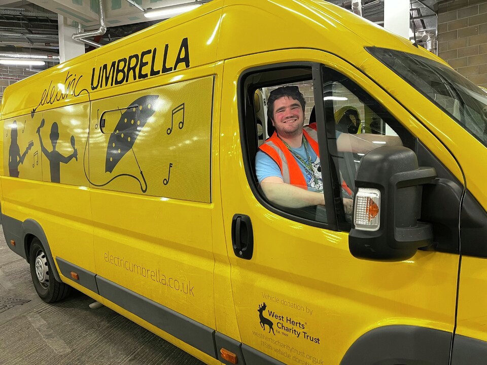 electricbrolly's tweet photo. A huge thank you to EU member Ollie, who helped us deliver a big yellow piano to Watford High Street Station. 🎹💛

Ollie is a qualified minibus driver, and we're so grateful for all his help with our fleet of minibuses. 🙌

Have a go of our piano when heading for your train! https://t.co/GsaCMP02QI