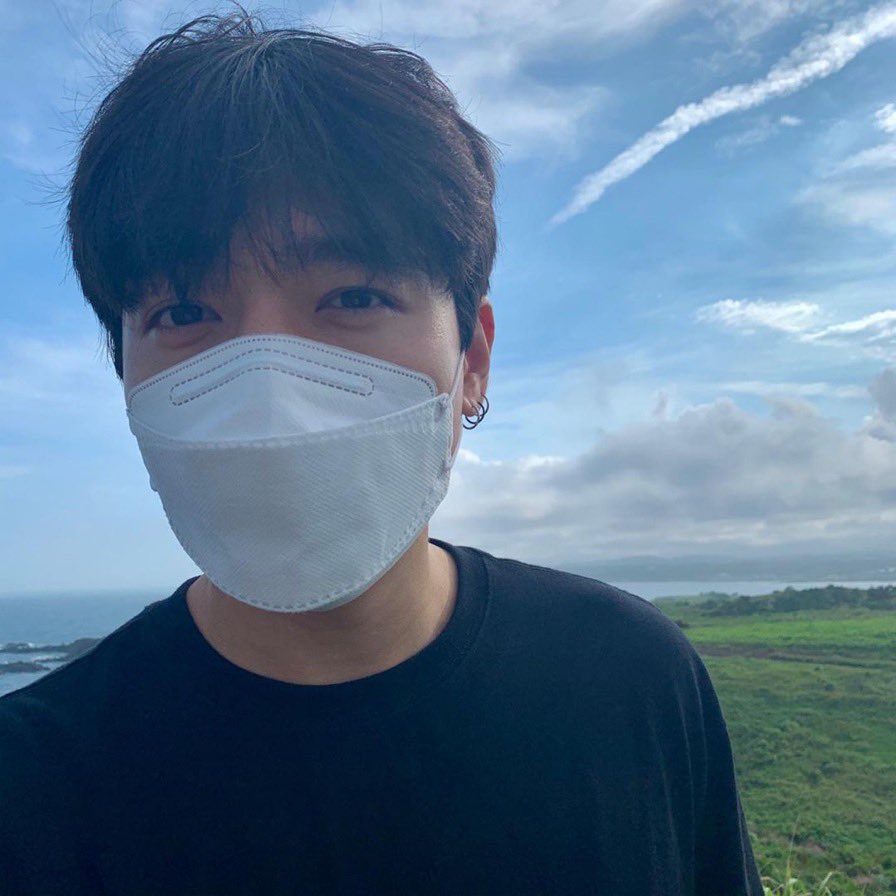 이것은 소리없는 아우성
저 푸른 해원을 향하여 흔드는
영원한 노스탤지어의 손수건